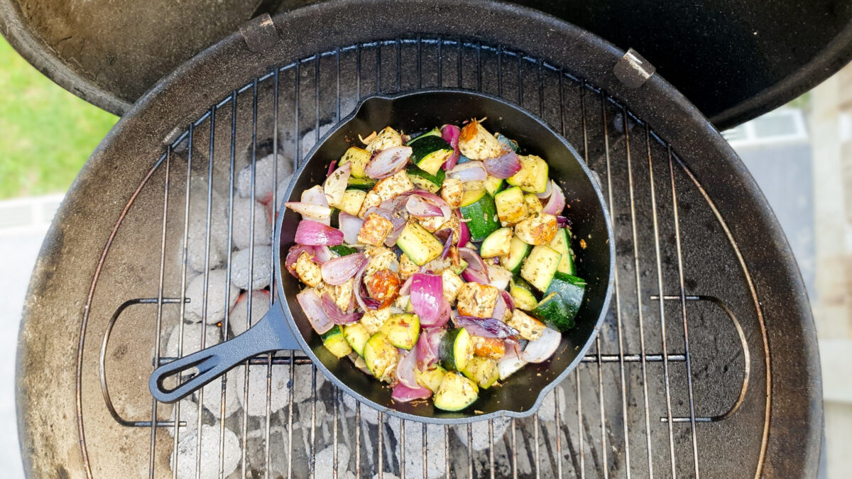 Courgette met halloumi en rode uien van de barbecue