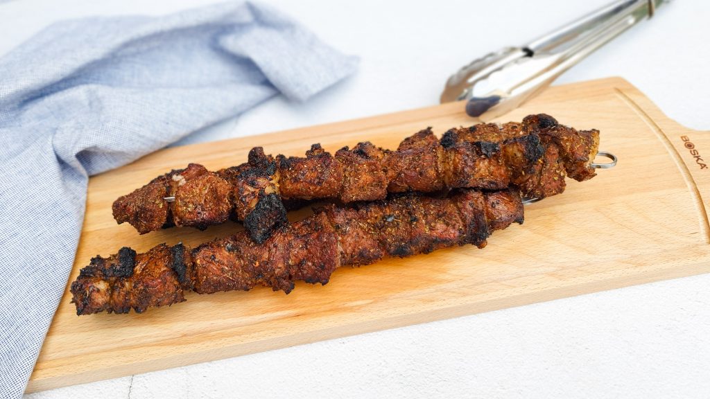 Argentijnse entrecote spiesen van de barbecue