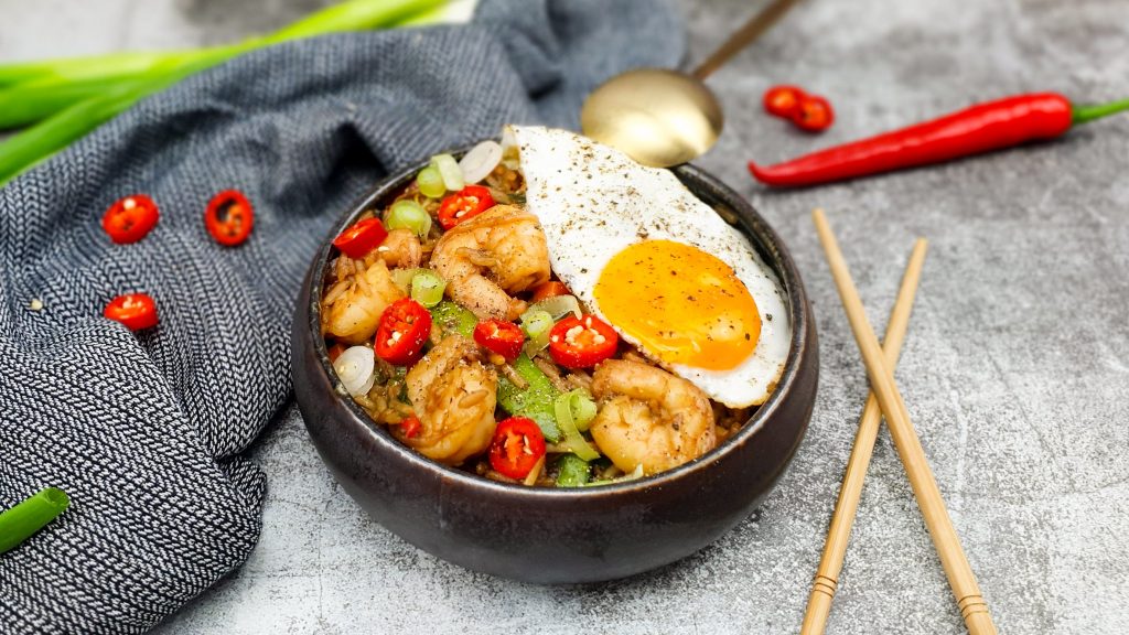 Nasi goreng met gamba's, sugarsnaps en een gebakken eitje