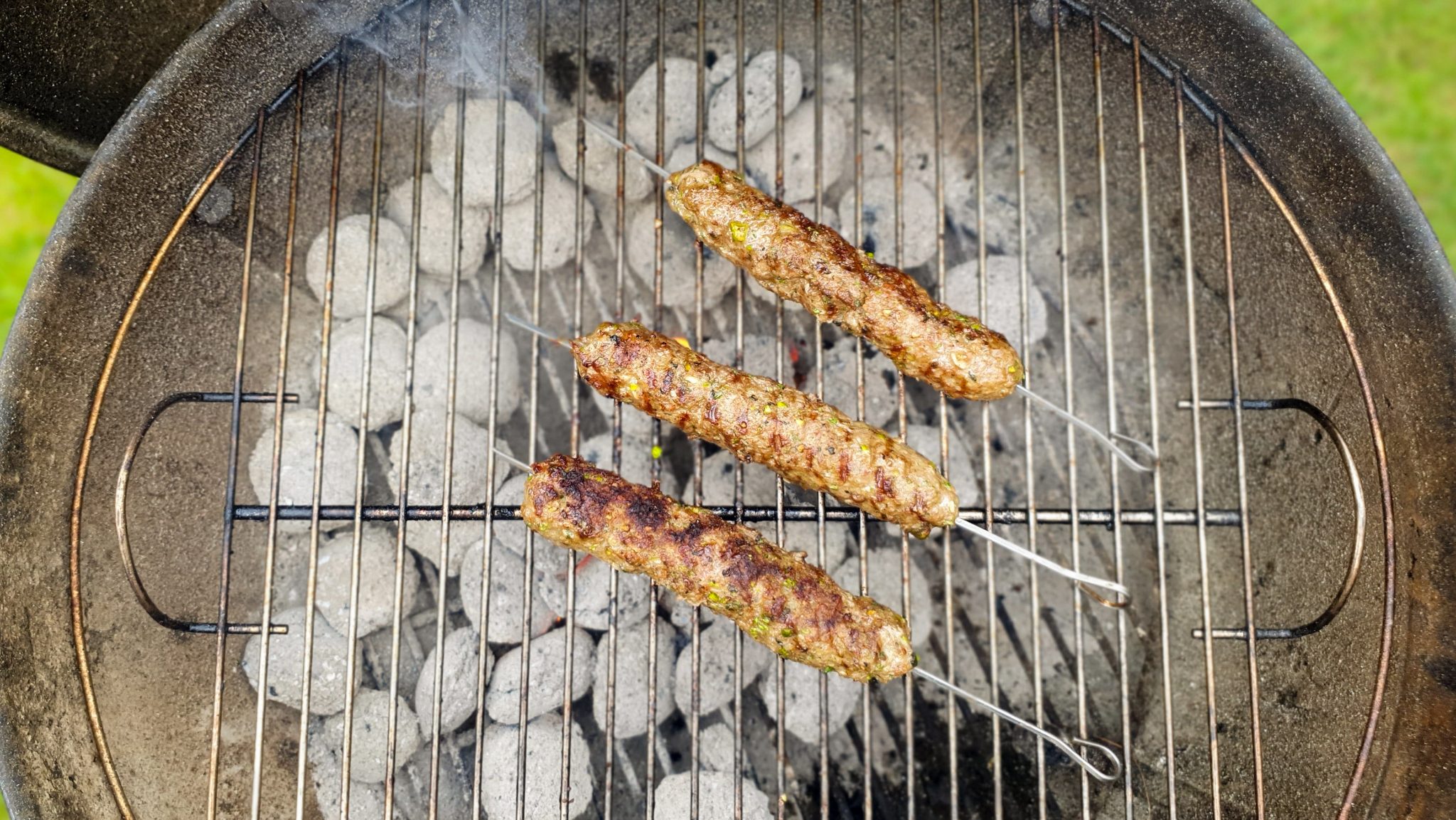 Kofta spiesen met pistache van de barbecue