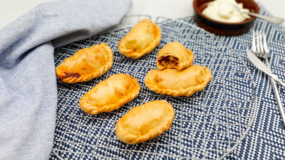 Spaanse knoflookkip empanada's