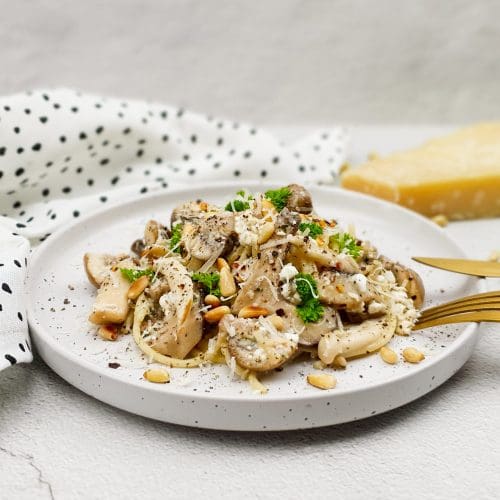 Spaghetti met paddenstoelen, cottage cheese en pijnboompitjes