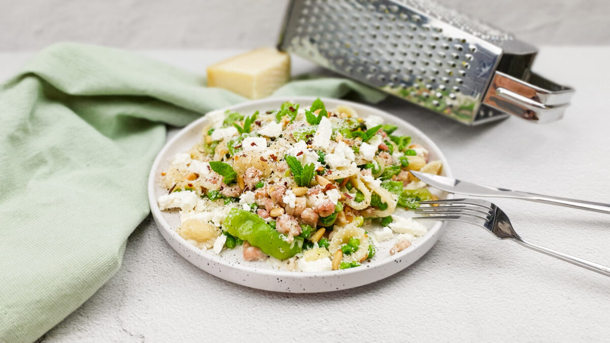 Pasta met sugarsnaps, erwtjes en feta