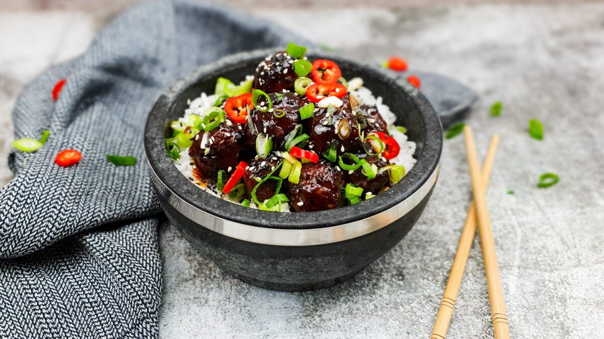 Koreaanse gehaktballetjes in zoete sticky saus
