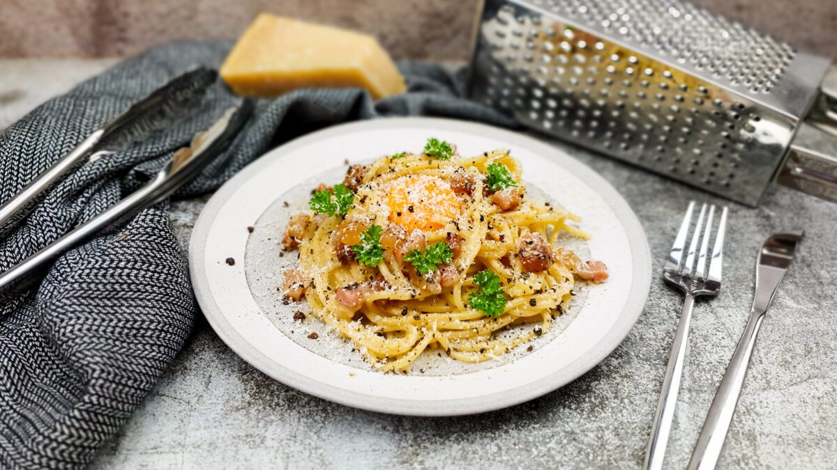 Pasta carbonara met een rauwe eidooier