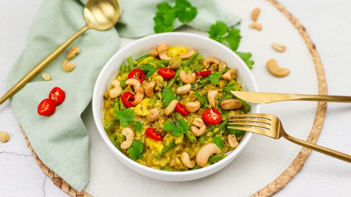 Kip kerrie met kokosmelk, boontjes, ananas en cashewnoten
