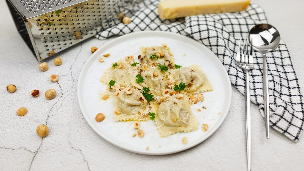 Ravioli met mortadella, truffel en ricotta met een beurre noisette en hazelnoten