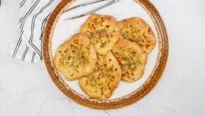 Mini focaccia met mozzarella, knoflook en parmezaanse kaas