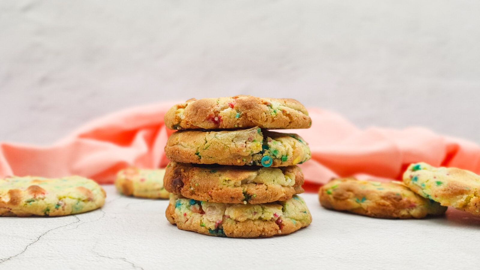 Birthday cookies: Grote koeken met witte chocolade, mini marshmallows en heel veel sprinkles