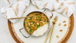 Bloemkool korma curry met amandelen en witte rijst