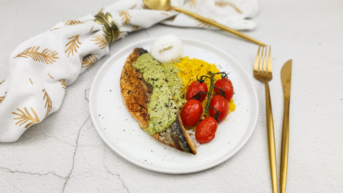 Gebakken makreel met saffraan risotto en pesto roomsaus