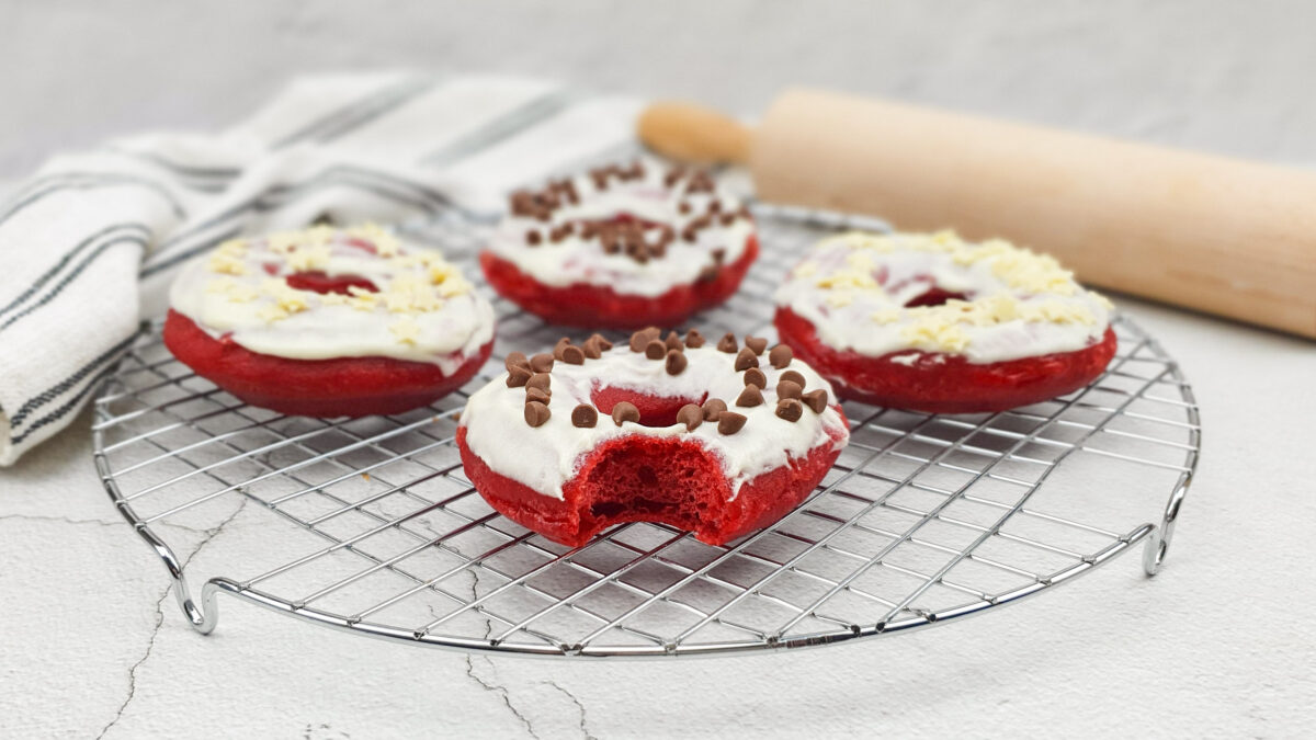 Red velvet donuts met roomkaas frosting
