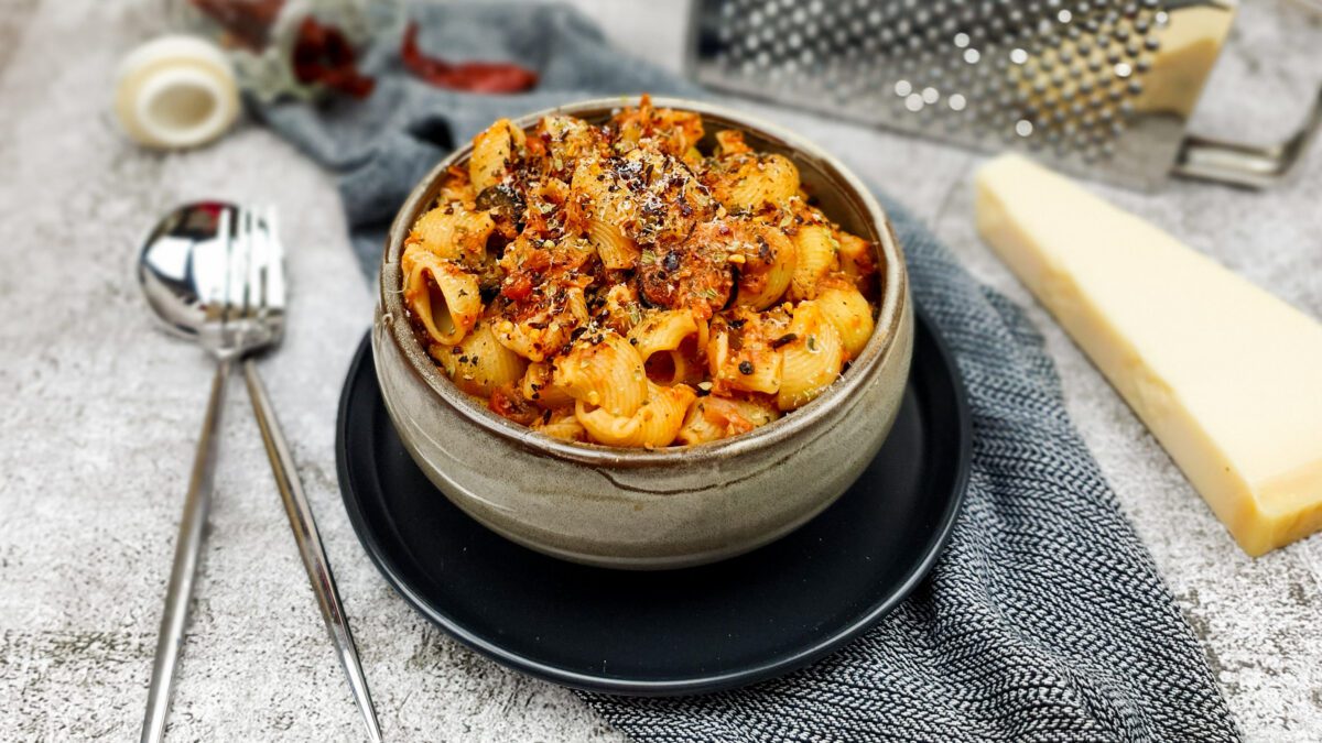 Pasta met tonijn en ansjovis in een pittige tomatensaus