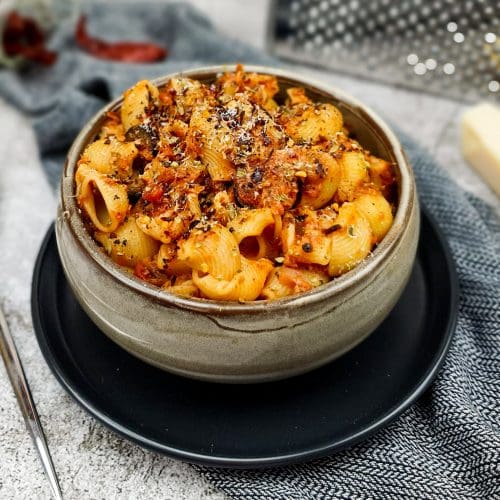 Pasta met tonijn en ansjovis in een pittige tomatensaus