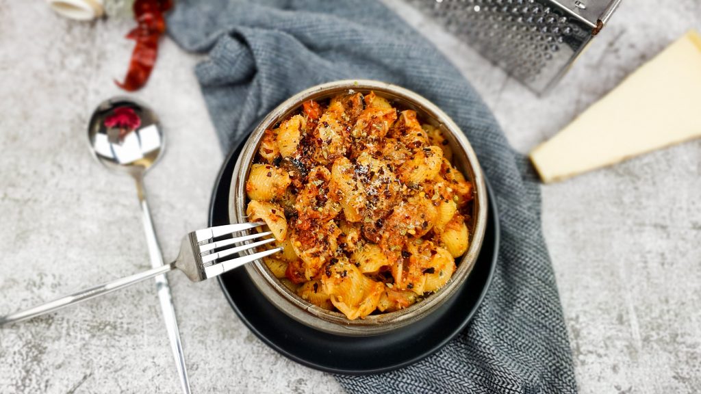 Pasta met tonijn en ansjovis in een pittige tomatensaus