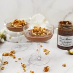 Hazelnoot chocolate panna cotta met frangelico likeur en hazelnoten praliné