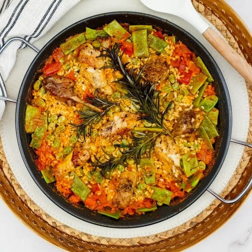 Paella Valenciana met kip, konijn, snijbonen en rozemarijn
