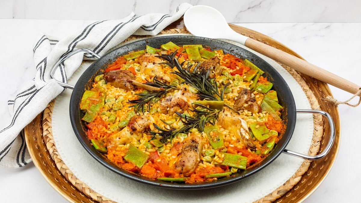 Paella Valenciana met kip, konijn, snijbonen en rozemarijn