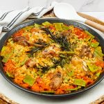 Paella Valenciana met kip, konijn, snijbonen en rozemarijn