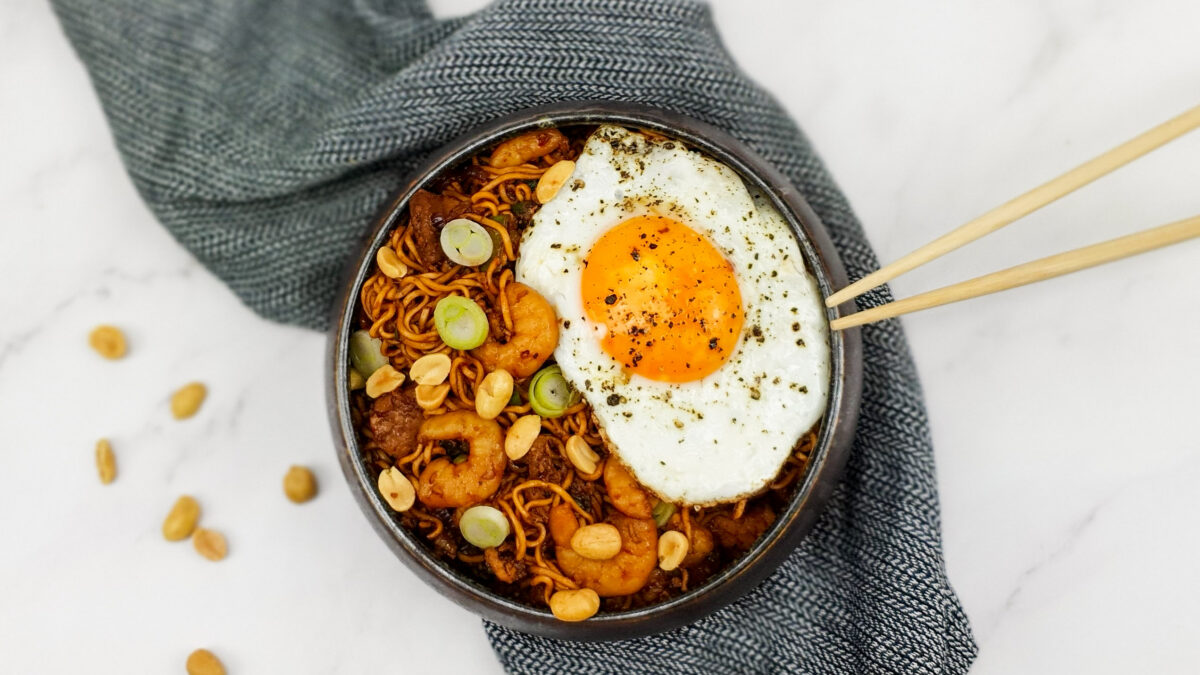 Sriracha noodles met gamba's, spek en een gebakken eitje