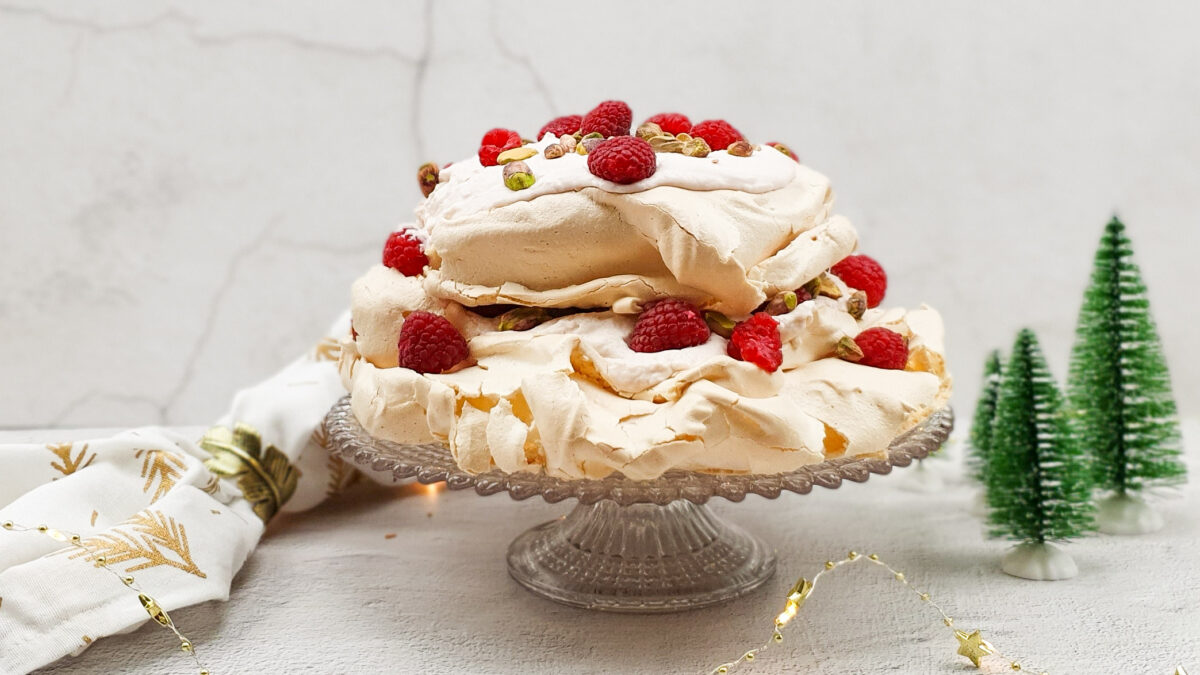 Pavlova met pistache en frambozenroom