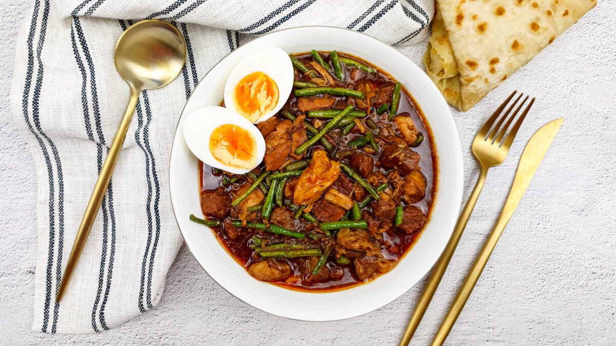 Surinaams stoofvlees van zoutvlees, kip en kouseband