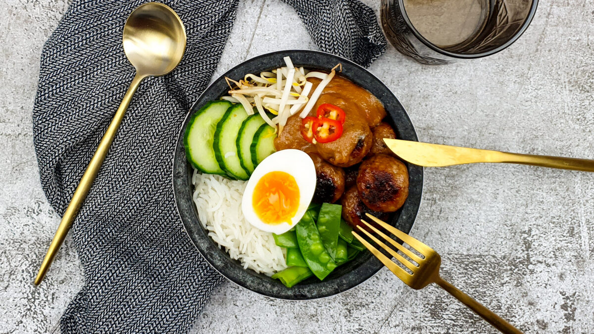 Gado gado bowl met kipgehaktballetjes en zelfgemaakte pindasaus