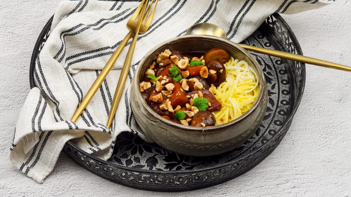 Vega(n) miso stoof met wortel, pastinaak en champignons