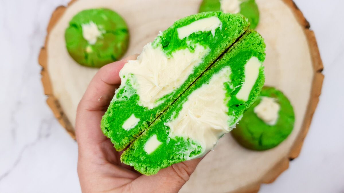 Pandan cookies met witte chocolade en witte chocolade vulling