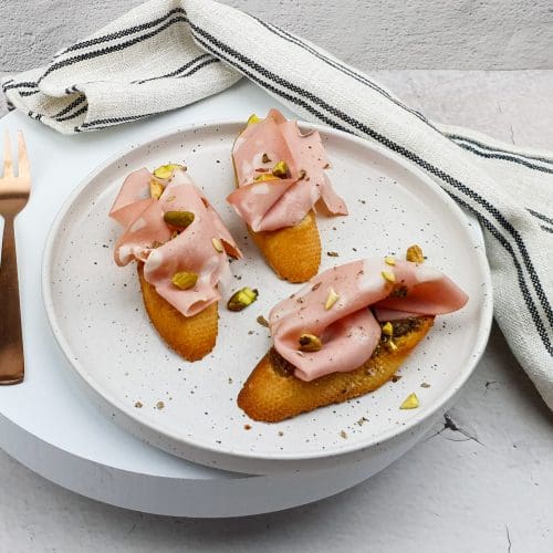 Mortadella bruschetta met pistacheboter, truffeltapenade en pistachenootjes
