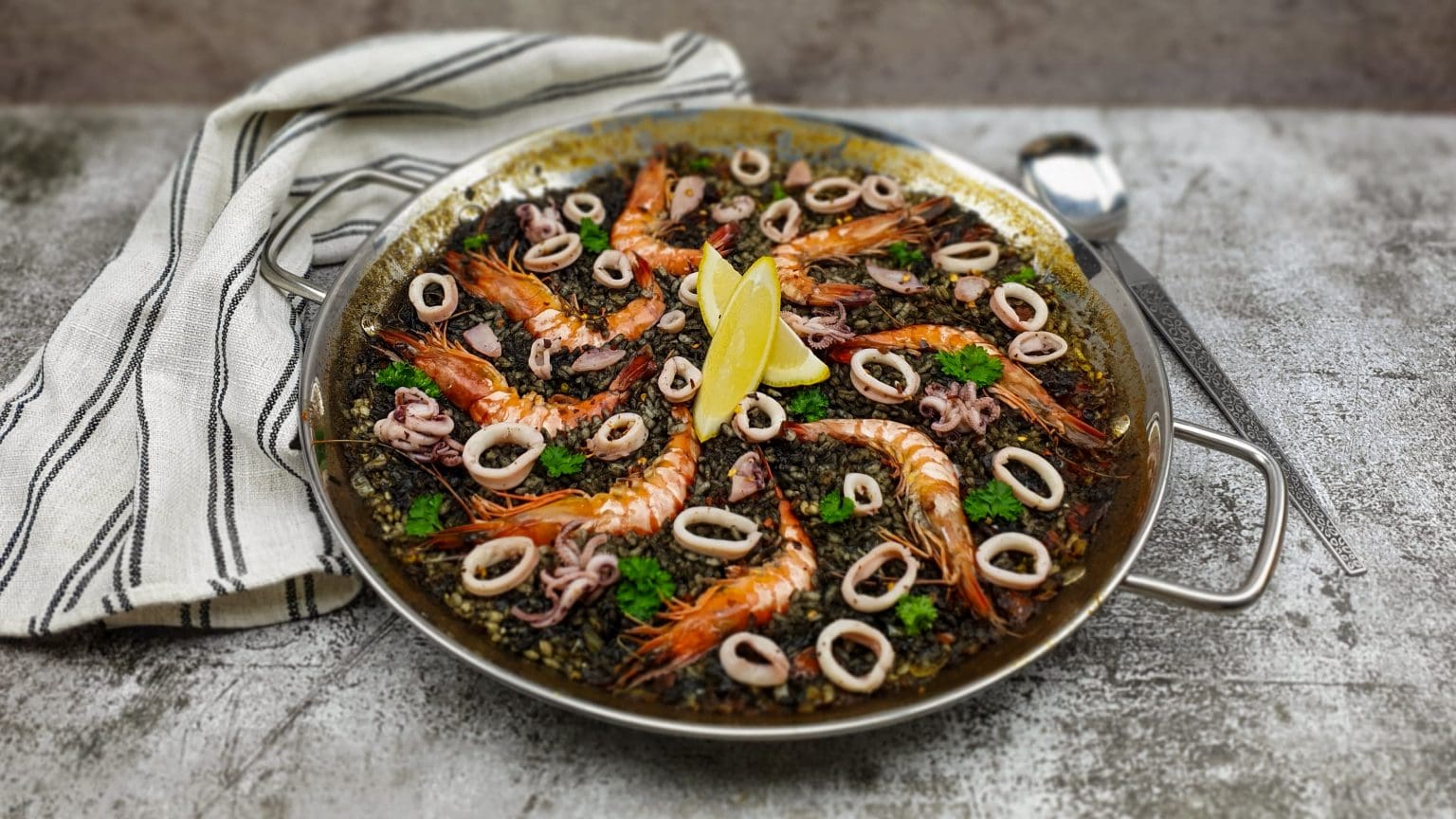 Zwarte paella met inktvis en gamba's EvieKookt