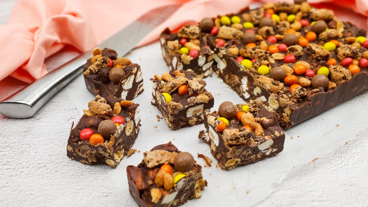 Rocky road met marshmallows, chocolate chip cookies, suikerpinda's M&M's en nougat
