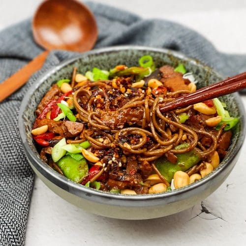 Noodles met seitan, peultjes, shiitake, paprika in oestersaus