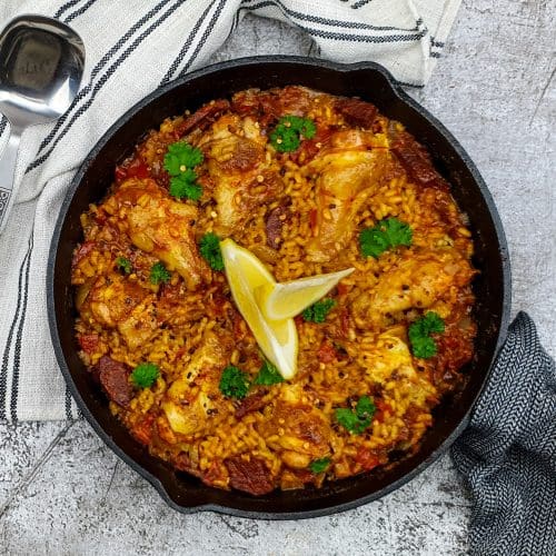 Spaanse paella met kippenpootjes en chorizo