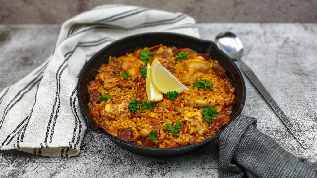 Spaanse paella met kippenpootjes en chorizo