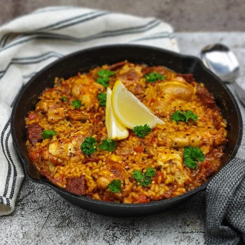 Spaanse paella met kippenpootjes en chorizo