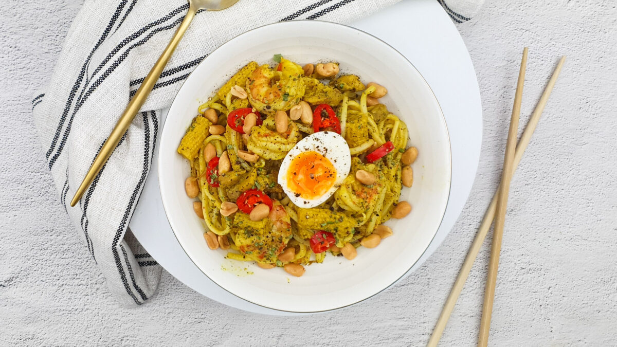 Dry laksa noodles met gamba's en een gekookt eitje