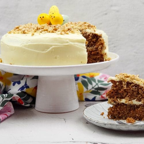 Grote ronde worteltaart met laagjes (carrot cake)