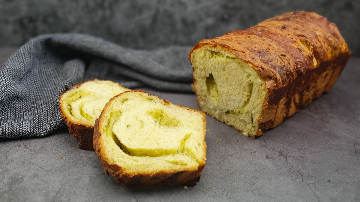 Pesto babka met pestovulling en kaaskorst