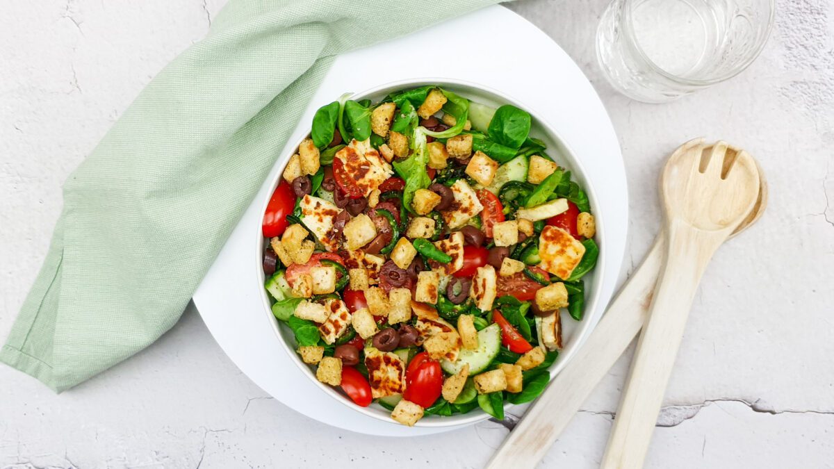 Griekse salade met halloumi en pitacroutons