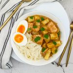 Thaise asperge curry met zalm, aardappeltjes en een gekookt eitje