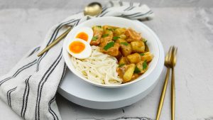 Thaise asperge curry met zalm, aardappeltjes en een gekookt eitje