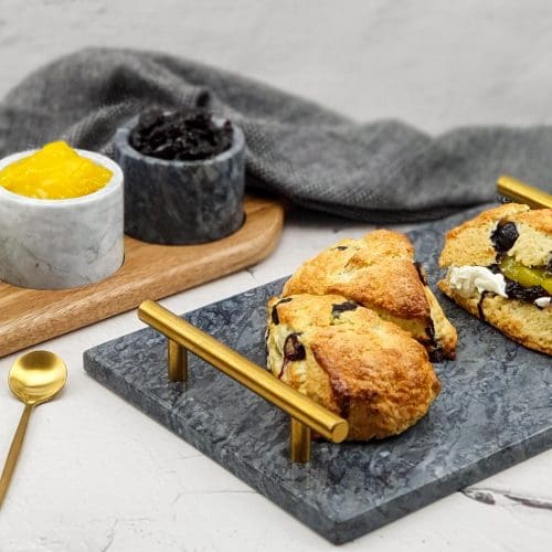 Blueberry scones met clotted cream, lemon curd en blauwe bessen jam