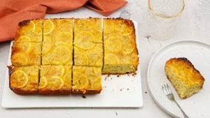 Limoncello plaatcake met citroen en maanzaad