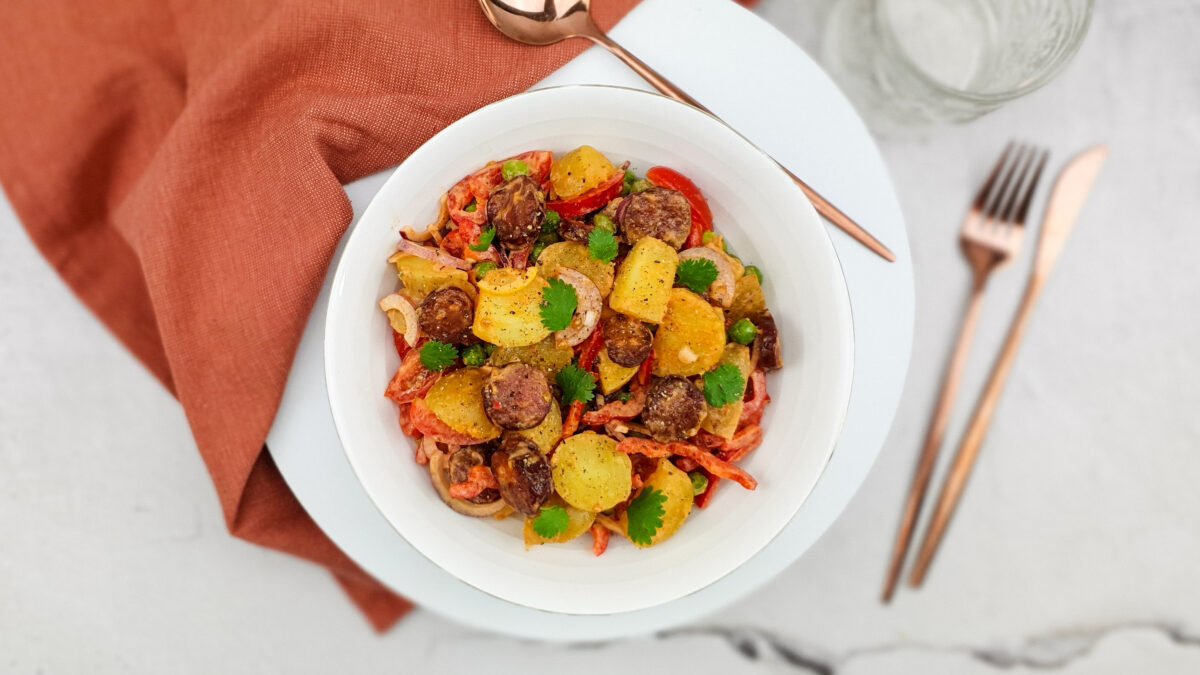 Portugese aardappelsalade met chouriço en koriander