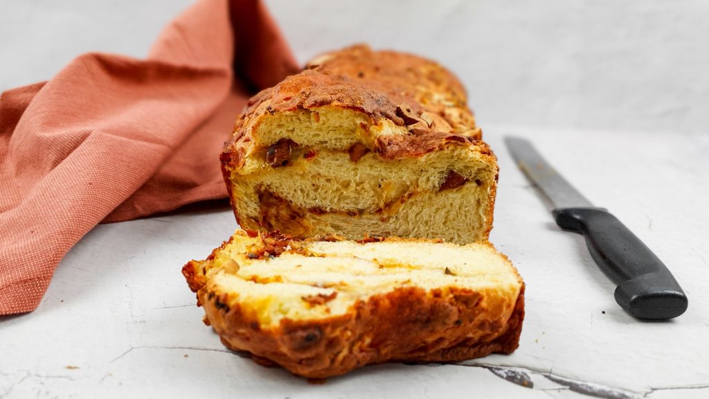 Babka met rode pesto, gerookte amandelen en mozzarella