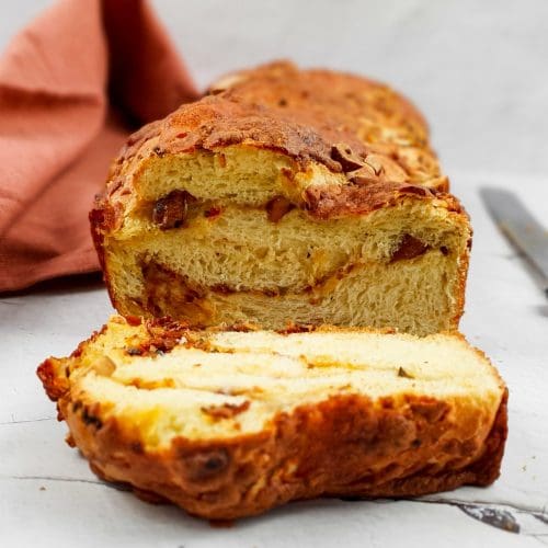 Babka met rode pesto, gerookte amandelen en mozzarella