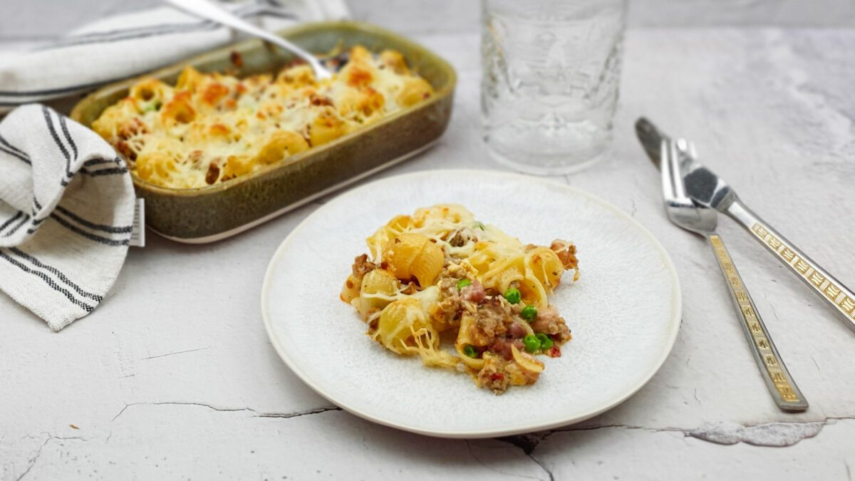 Macaroni schotel met gehakt, spekjes en erwtjes
