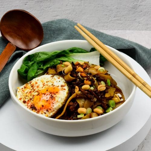 Crispy chili oil noodles met kipgehakt en gestoomde paksoi