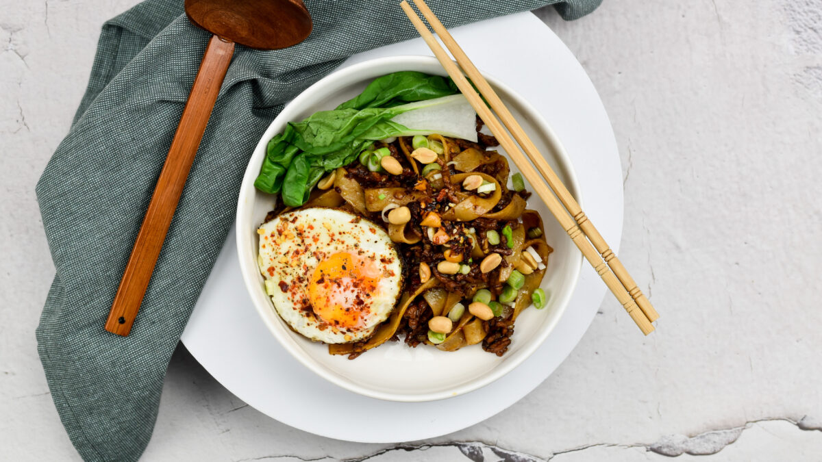 Crispy chili oil noodles met kipgehakt en gestoomde paksoi